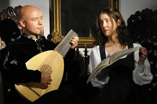 Duo Resonantia: Frank Petersen (Laute / Theorbe / Barockgitarre) und Doreen Busch (Mezzosopran)