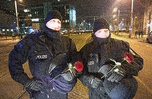 Polizisten mit Rosen nach der Demo