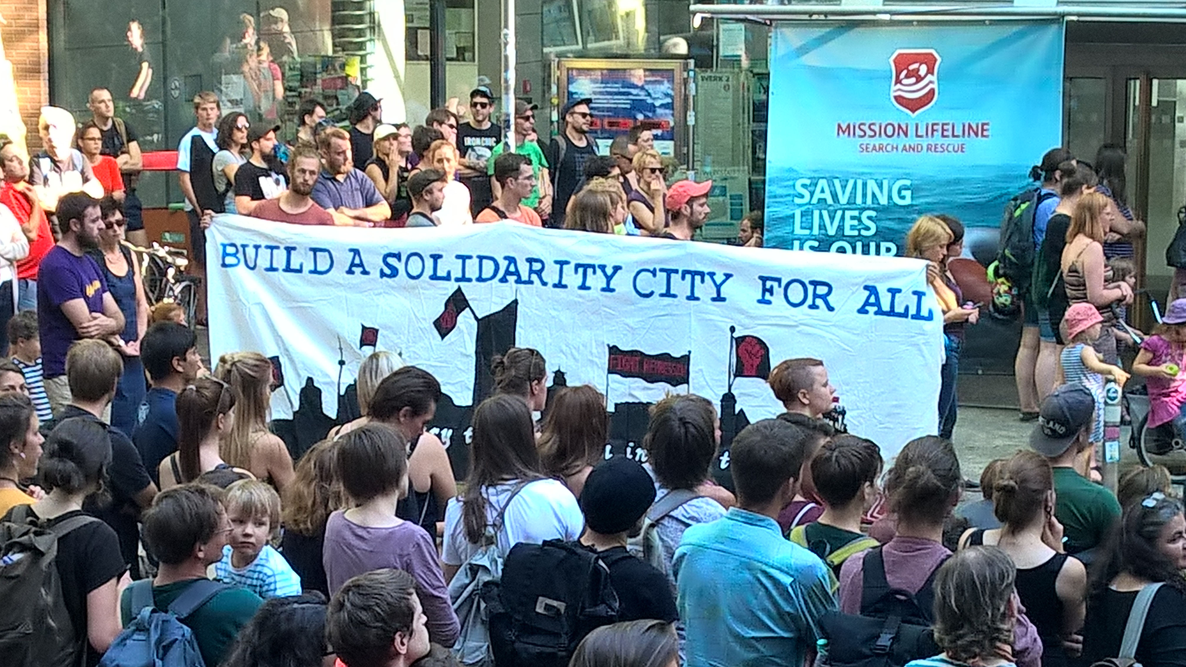 600 engagierte Demonstranten vor der Universitätsbibliothek Albertina in Leipzig zum deutschlandweiten Aktionstag #Seebrücke