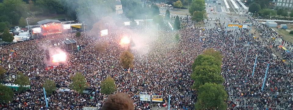 Zehntausende Menschen auf dem Platz neben der Chemnitzer Johanniskirche zum Konzert „Wir sind mehr“; © Bildrechte: MDR/Matthias Vollmer