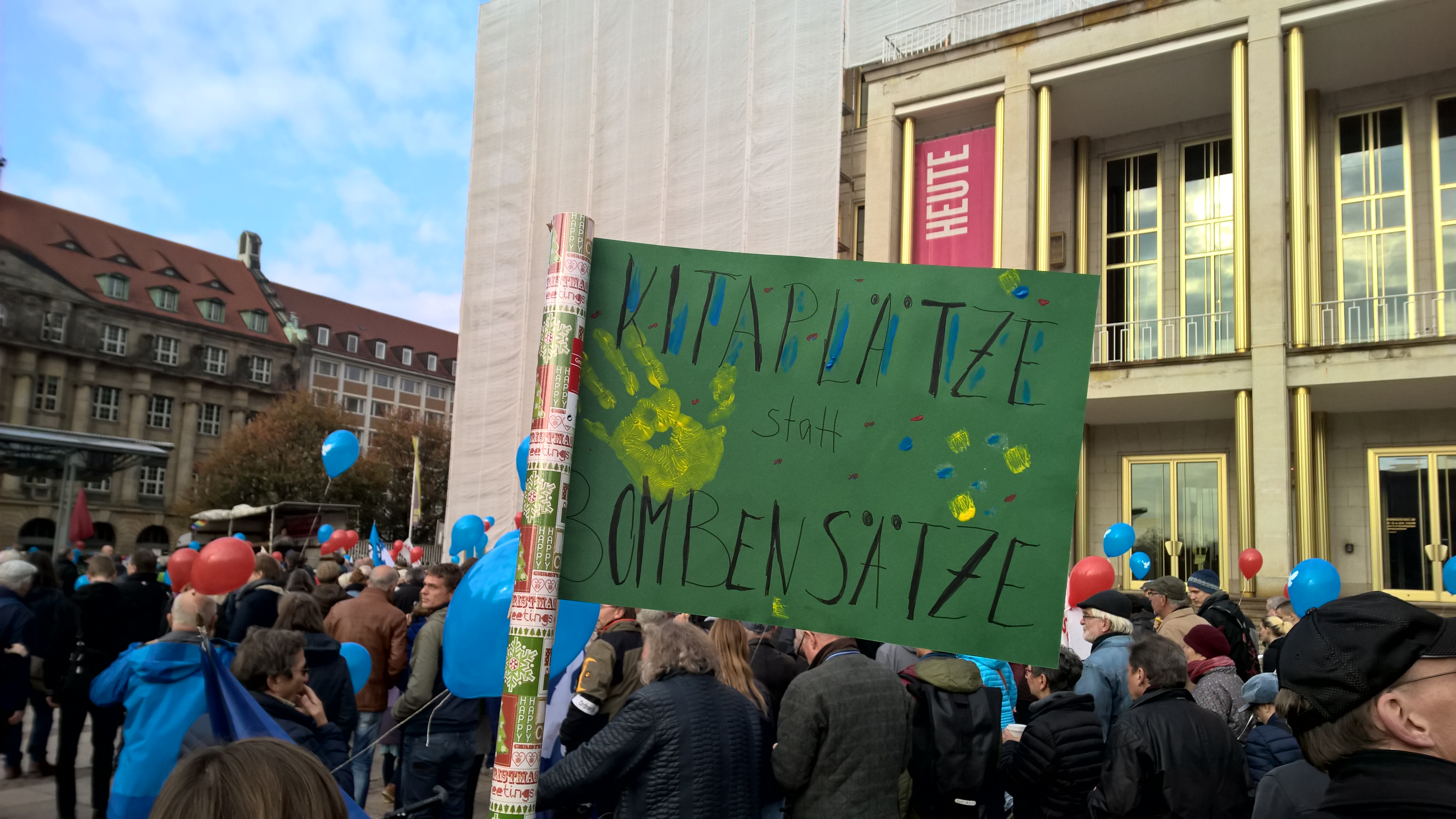 "Kitaplätze statt Bombensätze" – ein spontan gestaltetes Plakat von Studenten aus Leipzig