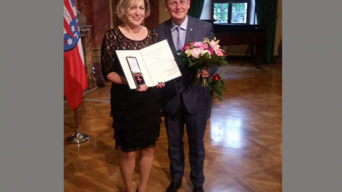 Petra Hohn und der Ministerpräsident des Landes Thüringen Bodo Ramelow nach der Ehrung mit dem Bundesverdienstkreuz © Petra Hohn/privat