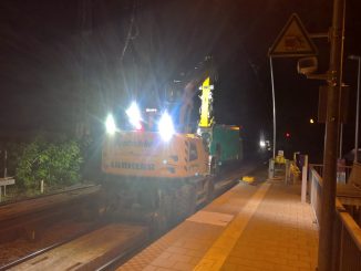 Nächtliche Unruhestifter unterwegs im Leipziger Osten für eine bessere Bahnverbindung.