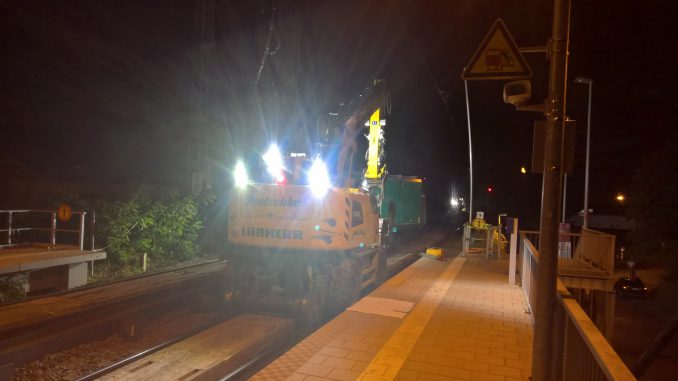 Nächtliche Unruhestifter unterwegs im Leipziger Osten für eine bessere Bahnverbindung.