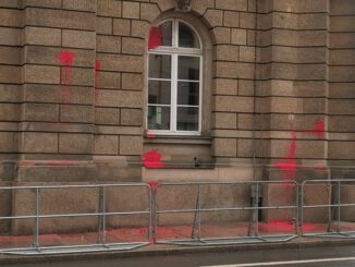 Bilder, die von #WirSindAlleLinX am 18.09.2021 übrigbleiben: Farbbeutel am Leipziger Polizeipräsidium.