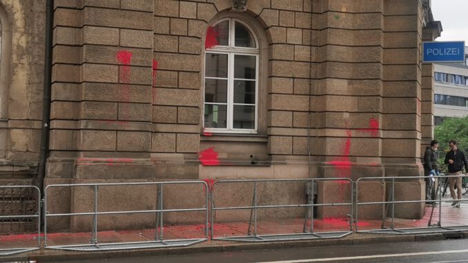 Bilder, die von #WirSindAlleLinX am 18.09.2021 übrigbleiben: Farbbeutel am Leipziger Polizeipräsidium.