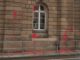 Bilder, die von #WirSindAlleLinX am 18.09.2021 übrigbleiben: Farbbeutel am Leipziger Polizeipräsidium.