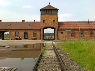 Gate to Auschwitz I with its Arbeit macht frei sign ("work sets you free") © wikipedia