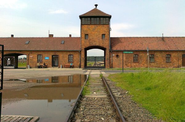 Gate to Auschwitz I with its Arbeit macht frei sign ("work sets you free") © wikipedia