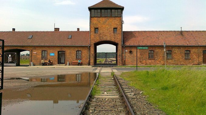 Gate to Auschwitz I with its Arbeit macht frei sign ("work sets you free") © wikipedia