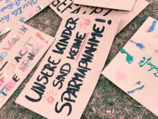 Protestplakate einer Leipziger Demonstration gegen Kürzungen im Kita-Bereich – mit der Botschaft: „Unsere Kinder sind keine Sparmaßnahme“.