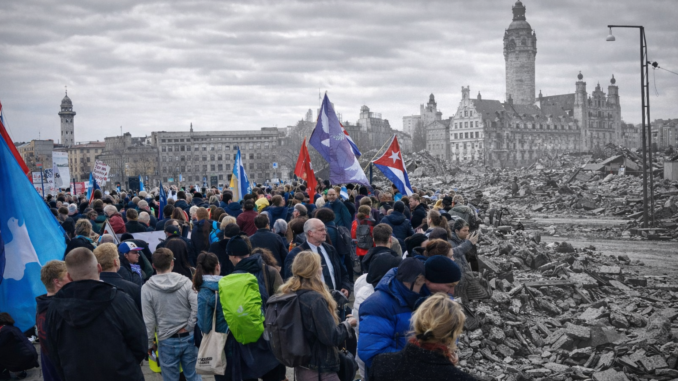 Rund 200 Menschen beteiligten sich 2026 am Ostermarsch in Leipzig. Die Montage verdichtet den Widerspruch zwischen begrenztem Protest und der historischen wie gegenwärtigen Verwüstungskraft des Krieges. Montage: ChatGPT/Foto privat/Archiv