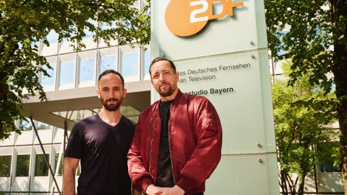 Igor Levit (links) und Danger Dan vor dem ZDF-Studio in München. Dort sollte ihr gemeinsamer Auftritt mit dem Lied „Keine Angst“ für die Kabarettsendung „Die Anstalt“ aufgezeichnet werden. Fotoquelle: https://www.facebook.com/share/p/1D94df4sko/