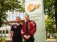 Igor Levit (links) und Danger Dan vor dem ZDF-Studio in München. Dort sollte ihr gemeinsamer Auftritt mit dem Lied „Keine Angst“ für die Kabarettsendung „Die Anstalt“ aufgezeichnet werden. Fotoquelle: https://www.facebook.com/share/p/1D94df4sko/