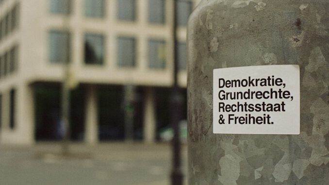 Demokratie, Grundrechte, Rechtsstaat und Freiheit sind keine Selbstverständlichkeiten. Wer Transparenz abbaut, soziale Rechte schwächt und staatliche Kontrolle ausweitet, greift ihre Substanz an und öffnet Türen für den Faschismus. Foto von Markus Spiske auf Unsplash