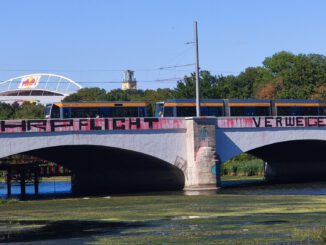 „Wehrpflicht verweigern.“ Die Botschaft auf einer Leipziger Brücke richtet sich gegen die Rückkehr militärischer Pflichten und setzt dem politischen Ruf nach „Kriegstüchtigkeit“ ein deutliches Zeichen entgegen. Foto: privat