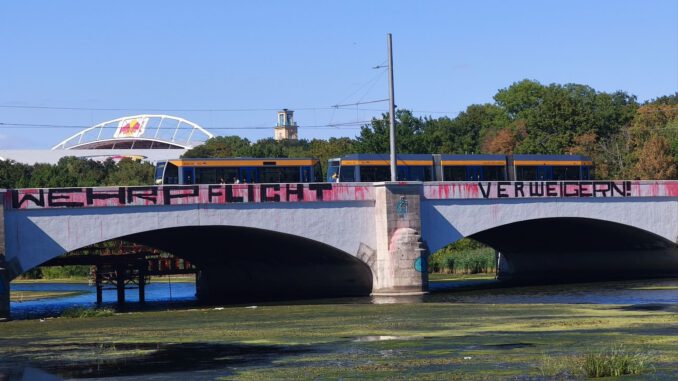 „Wehrpflicht verweigern.“ Die Botschaft auf einer Leipziger Brücke richtet sich gegen die Rückkehr militärischer Pflichten und setzt dem politischen Ruf nach „Kriegstüchtigkeit“ ein deutliches Zeichen entgegen. Foto: privat