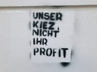 Das Graffiti bringt auf den Punkt, warum die Linke in Berlin gewählt wurde: „Unser Kiez, nicht ihr Profit.“ Vier Worte gegen Gentrifizierung und Mietenwahnsinn – und für eine Stadt, in der Wohnen nicht allein Renditeinteressen folgt. Foto: Alexander Hauk auf Pixelio