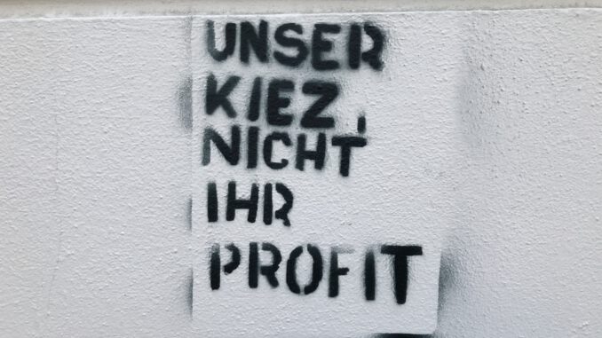 Das Graffiti bringt auf den Punkt, warum die Linke in Berlin gewählt wurde: „Unser Kiez, nicht ihr Profit.“ Vier Worte gegen Gentrifizierung und Mietenwahnsinn – und für eine Stadt, in der Wohnen nicht allein Renditeinteressen folgt. Foto: Alexander Hauk auf Pixelio