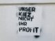 Das Graffiti bringt auf den Punkt, warum die Linke in Berlin gewählt wurde: „Unser Kiez, nicht ihr Profit.“ Vier Worte gegen Gentrifizierung und Mietenwahnsinn – und für eine Stadt, in der Wohnen nicht allein Renditeinteressen folgt. Foto: Alexander Hauk auf Pixelio