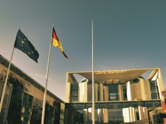 Vor dem Kanzleramt wehen Deutschland- und Europaflagge. Doch nach dem Wahldebakel in Sachsen-Anhalt scheint Berlin die soziale und politische Warnung weiter zu überhören. Foto: detait auf Unsplash
